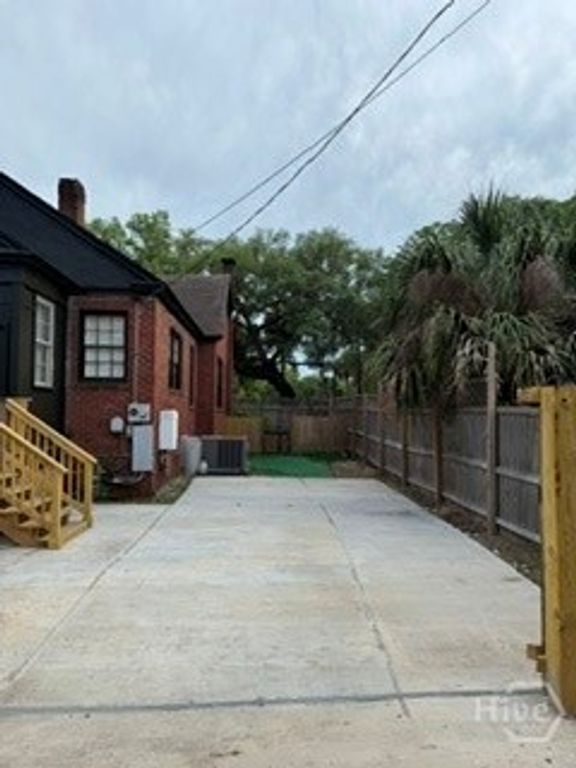 Image 9 of property listing at 1214 E Victory Drive, Savannah, GA 31404