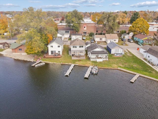 123 N Lakeside Drive, Michigan Center, MI 49254