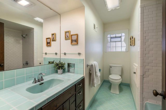 1445 W Heather LANE, River Hills, WI 53217