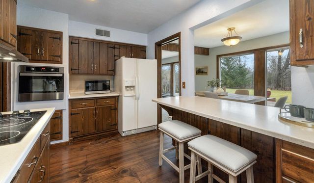 1445 W Heather LANE, River Hills, WI 53217