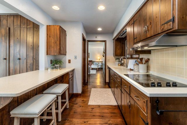 1445 W Heather LANE, River Hills, WI 53217