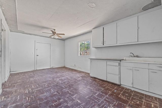 2448 S Lewis Lane, Sanger, CA 93657