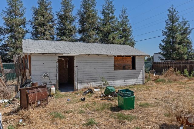 2448 S Lewis Lane, Sanger, CA 93657