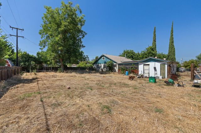 2448 S Lewis Lane, Sanger, CA 93657