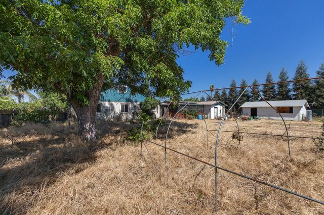 2448 S Lewis Lane, Sanger, CA 93657