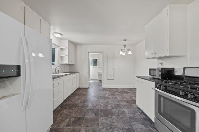 2448 S Lewis Lane, Sanger, CA 93657