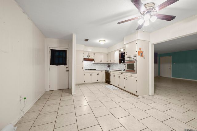12445 Middlewood Dr, Baker, LA 70714