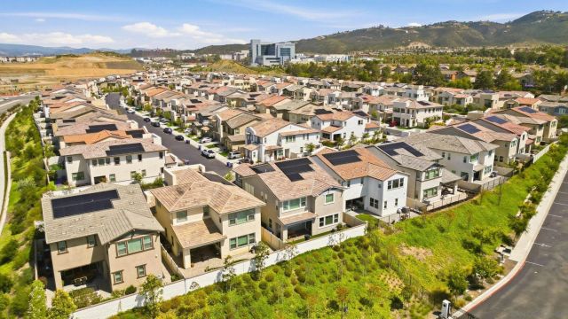 305 Creekview Ct, San Marcos, CA 92078