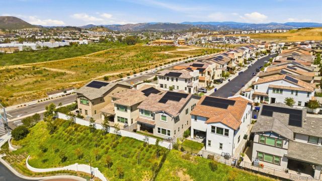 305 Creekview Ct, San Marcos, CA 92078