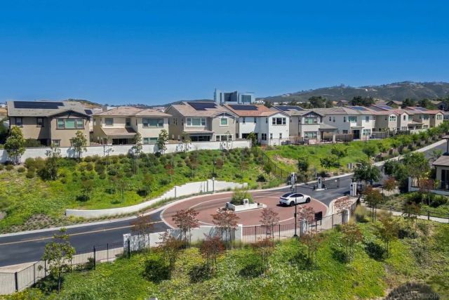 305 Creekview Ct, San Marcos, CA 92078