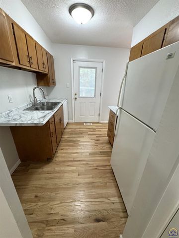 5120 SW 32nd Ter, Topeka, KS 66614