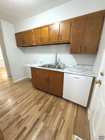 5120 SW 32nd Ter, Topeka, KS 66614