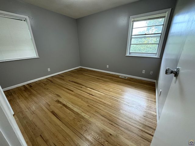 5120 SW 32nd Ter, Topeka, KS 66614