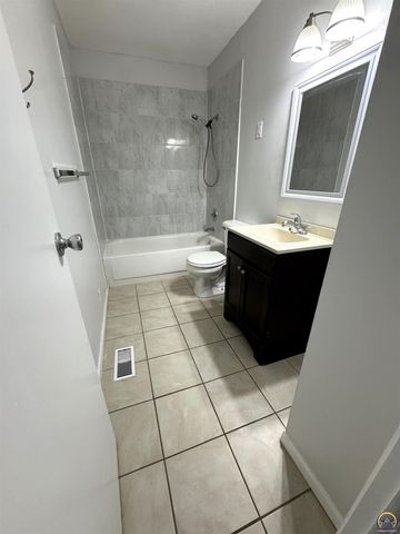 5120 SW 32nd Ter, Topeka, KS 66614