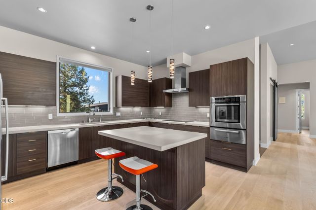 704 Golden Pheasant Drive, Redmond, OR 97756