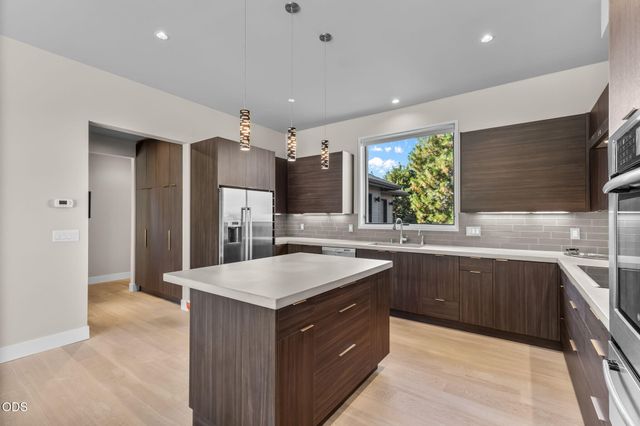 704 Golden Pheasant Drive, Redmond, OR 97756