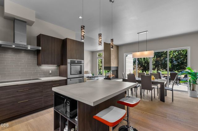 704 Golden Pheasant Drive, Redmond, OR 97756