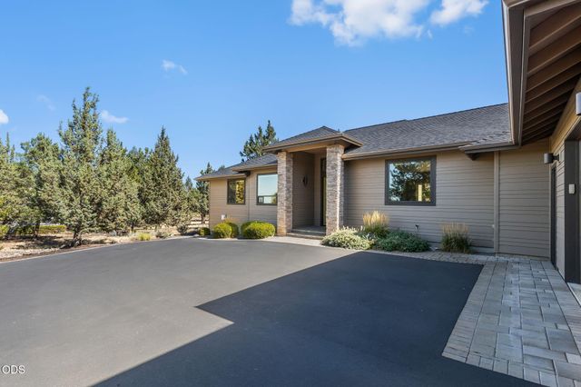 704 Golden Pheasant Drive, Redmond, OR 97756