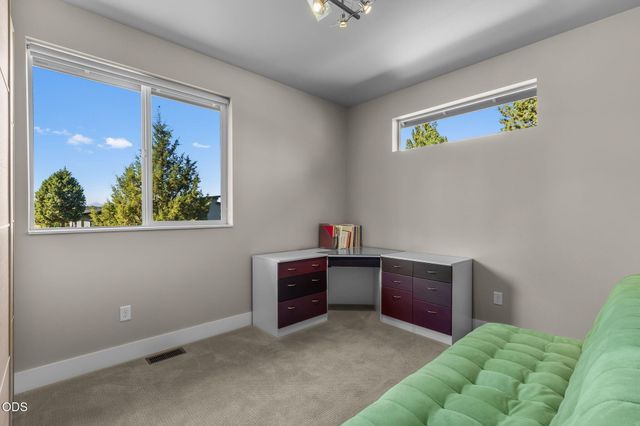 704 Golden Pheasant Drive, Redmond, OR 97756