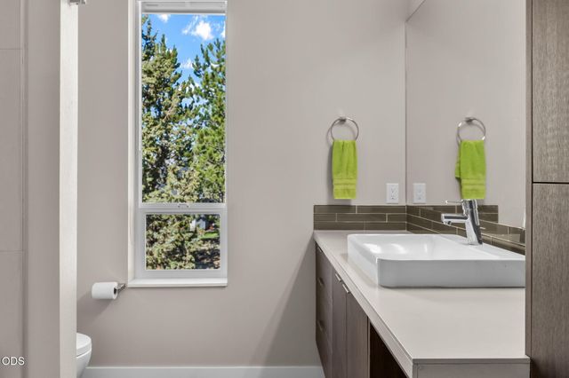 704 Golden Pheasant Drive, Redmond, OR 97756