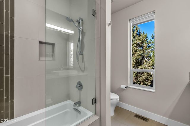 704 Golden Pheasant Drive, Redmond, OR 97756