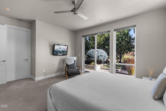 704 Golden Pheasant Drive, Redmond, OR 97756