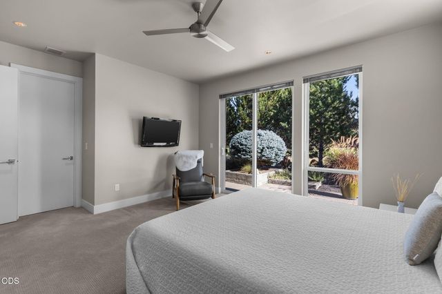 704 Golden Pheasant Drive, Redmond, OR 97756