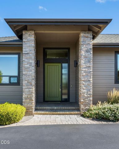 704 Golden Pheasant Drive, Redmond, OR 97756