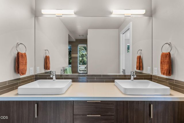 704 Golden Pheasant Drive, Redmond, OR 97756