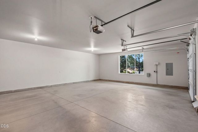 704 Golden Pheasant Drive, Redmond, OR 97756