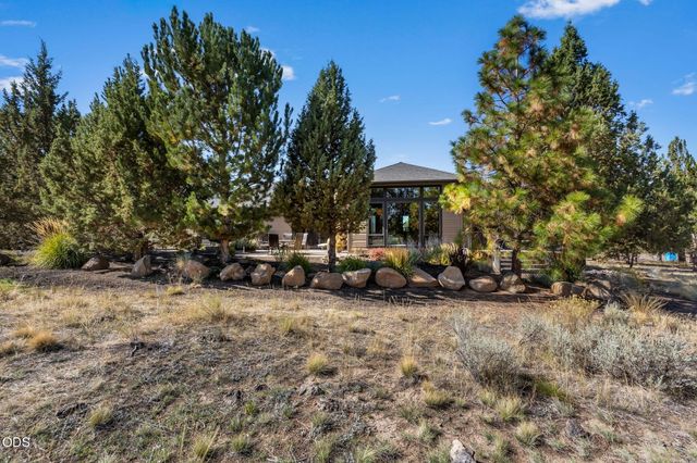 704 Golden Pheasant Drive, Redmond, OR 97756