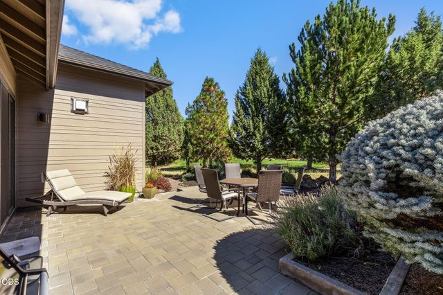 704 Golden Pheasant Drive, Redmond, OR 97756