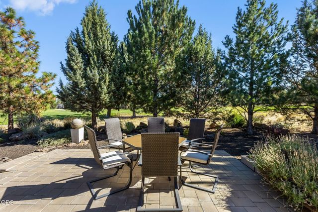 704 Golden Pheasant Drive, Redmond, OR 97756