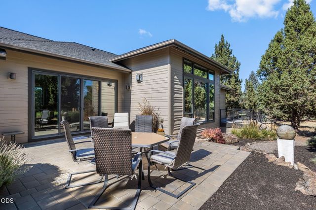 704 Golden Pheasant Drive, Redmond, OR 97756