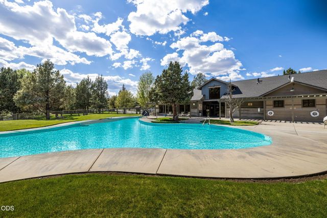 704 Golden Pheasant Drive, Redmond, OR 97756