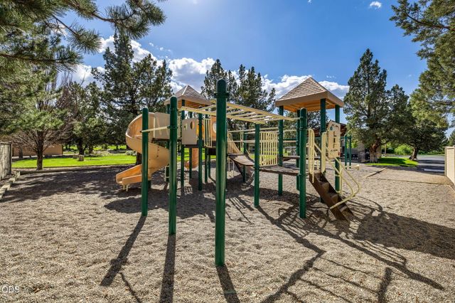 704 Golden Pheasant Drive, Redmond, OR 97756