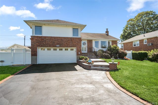 542 N Suffolk Avenue, Massapequa, NY 11758