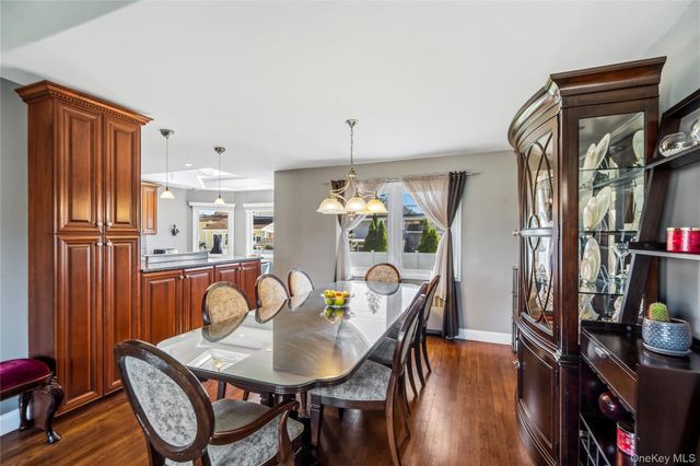 542 N Suffolk Avenue, Massapequa, NY 11758