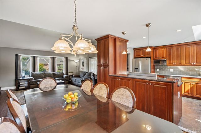 542 N Suffolk Avenue, Massapequa, NY 11758