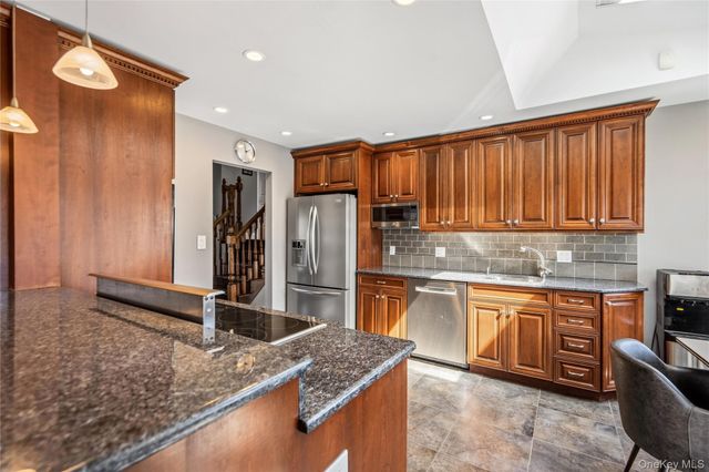 542 N Suffolk Avenue, Massapequa, NY 11758