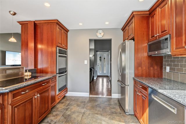 542 N Suffolk Avenue, Massapequa, NY 11758