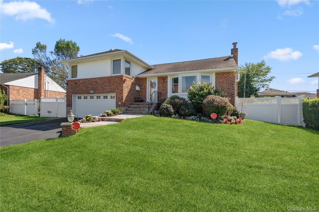 542 N Suffolk Avenue, Massapequa, NY 11758