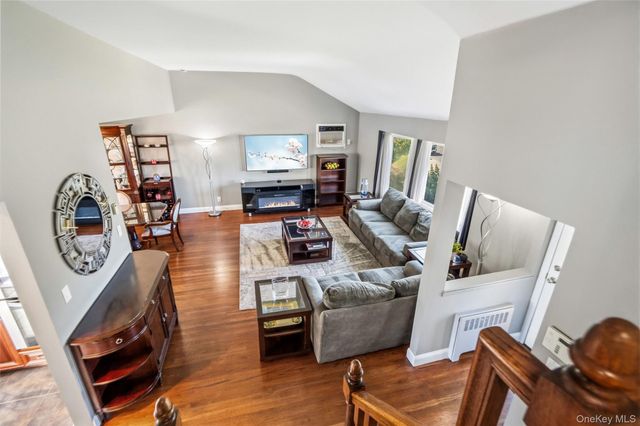 542 N Suffolk Avenue, Massapequa, NY 11758