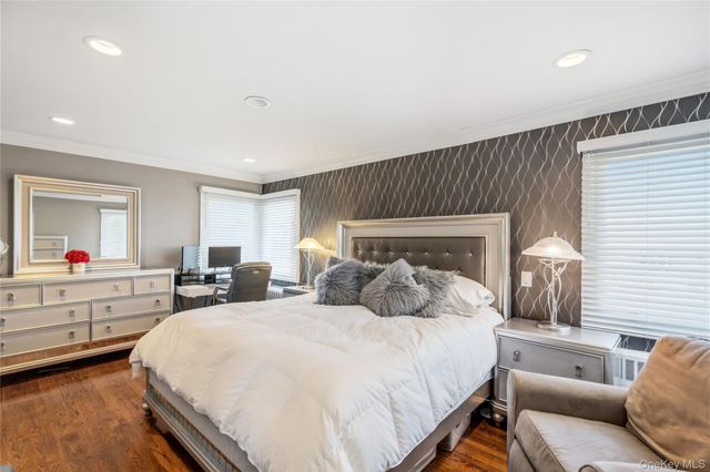 542 N Suffolk Avenue, Massapequa, NY 11758