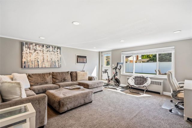 542 N Suffolk Avenue, Massapequa, NY 11758