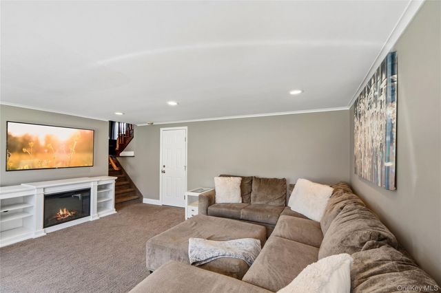 542 N Suffolk Avenue, Massapequa, NY 11758