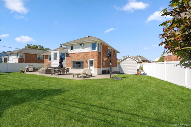 542 N Suffolk Avenue, Massapequa, NY 11758