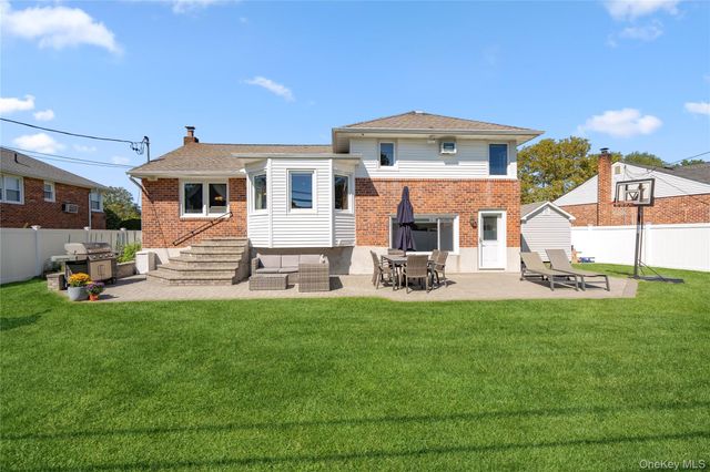542 N Suffolk Avenue, Massapequa, NY 11758