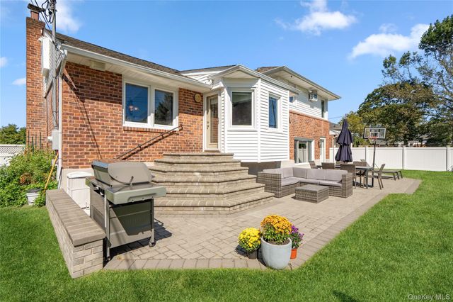 542 N Suffolk Avenue, Massapequa, NY 11758
