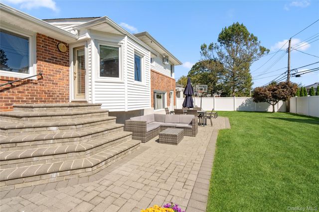 542 N Suffolk Avenue, Massapequa, NY 11758